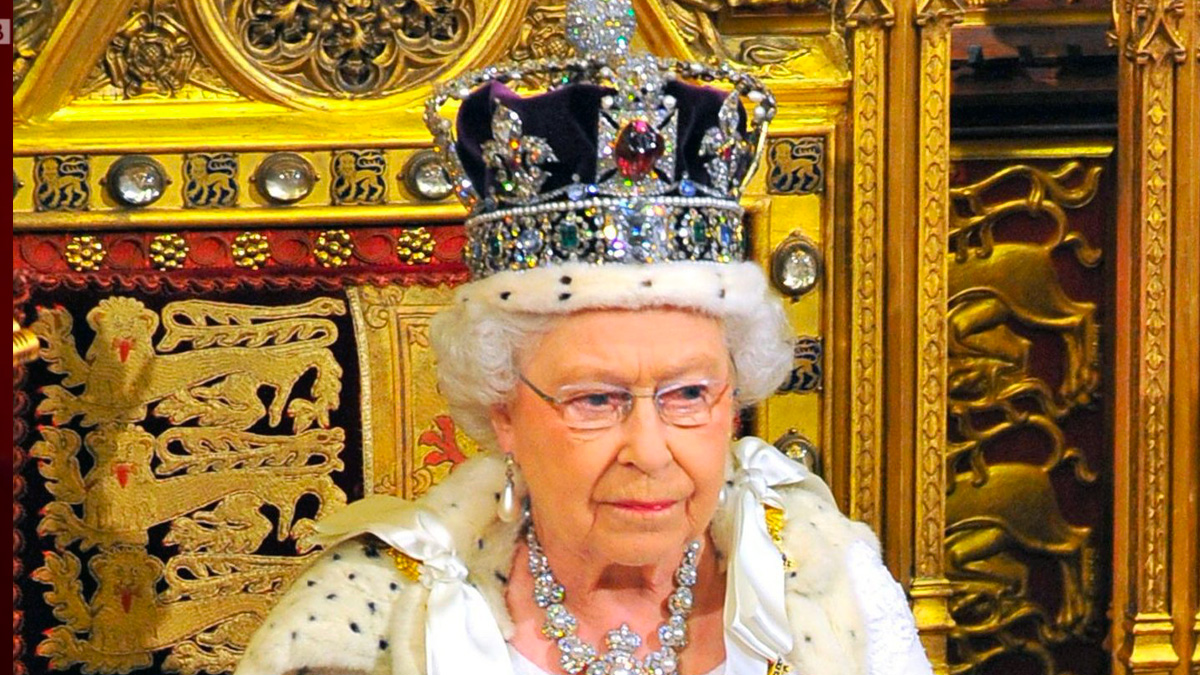 Quanto pesa (e quanto vale) la corona della Regina Elisabetta?
