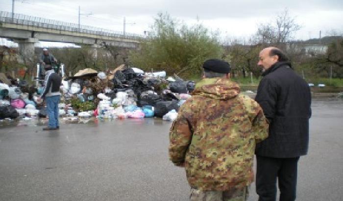 Militari-spazzini contro l'emergenza