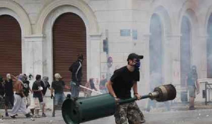 0003AE-NEWS_1690 Grecia, sì a piano austerity nonostante scontri