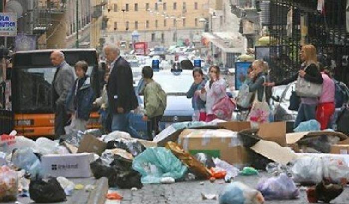 Le strade piene di rifiuti
