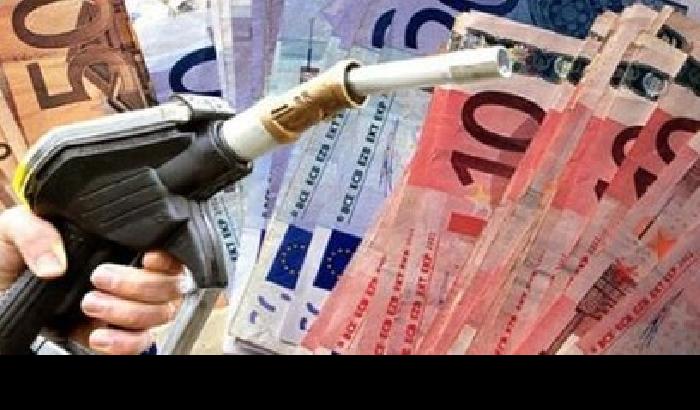 000587-su-ogni-litro-di-benzina-paghiamo-74-centesimi-di-tasse Su ogni litro di benzina paghiamo 74 centesimi di tasse