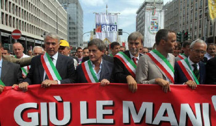 Giù le mani dai Comuni: i sindaci contro la manovra
