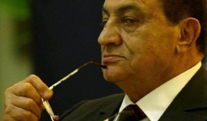 00078A-NEWS_3721 Egitto, al processo coprono Mubarak