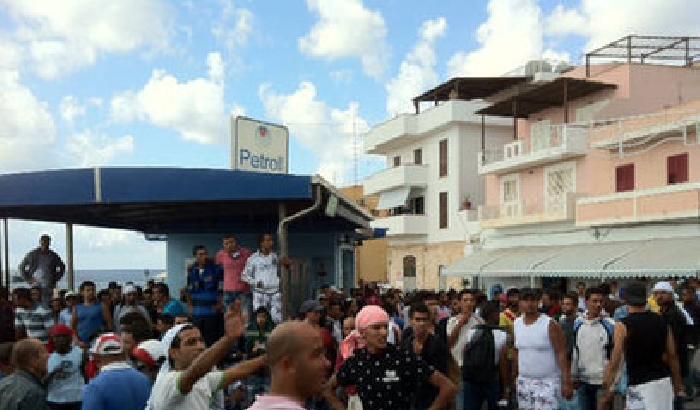 Lampedusa: immigrati in rivolta