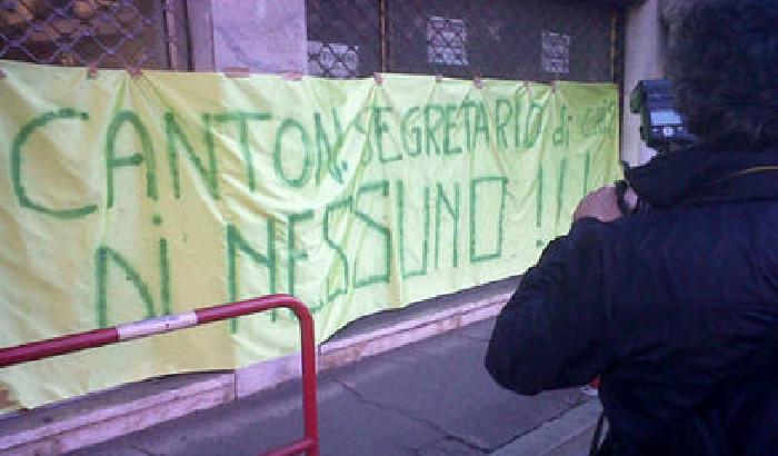 Varese, base leghista in rivolta