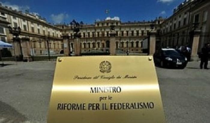 Schiaffo a Bossi: il tribunale cancella i ministeri di Monza