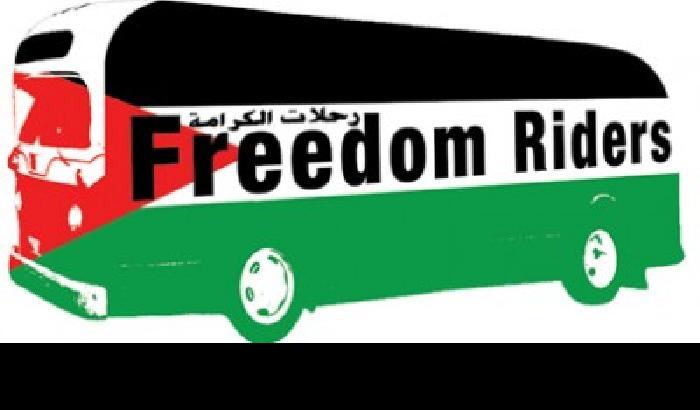 Palestina: tutti sugli autobus israeliani, per la libertà