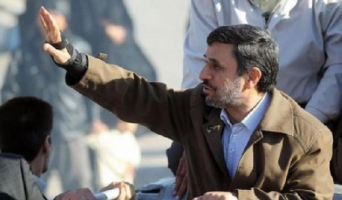 Ahmadinejad come Bush, evita una scarpa
