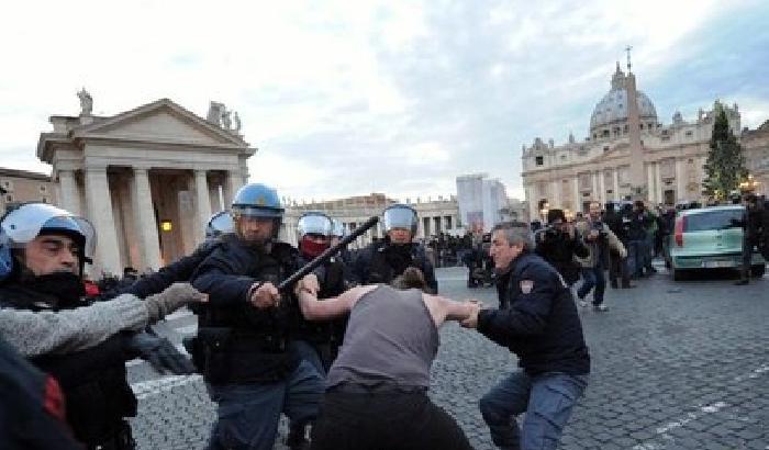 Gli indignados se la prendono con il Papa: tafferugli