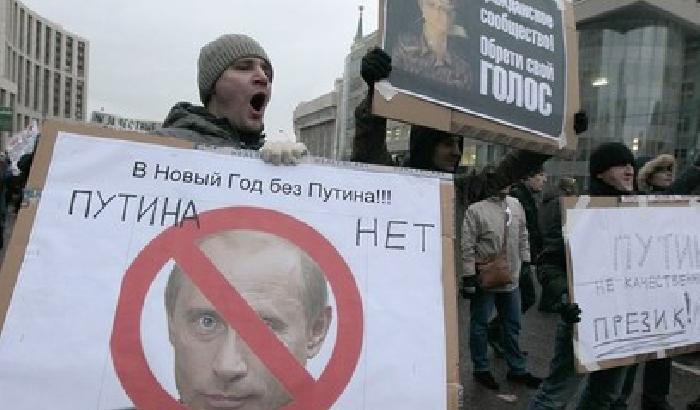 Davanti al Cremlino uno striscione: Putin vattene!