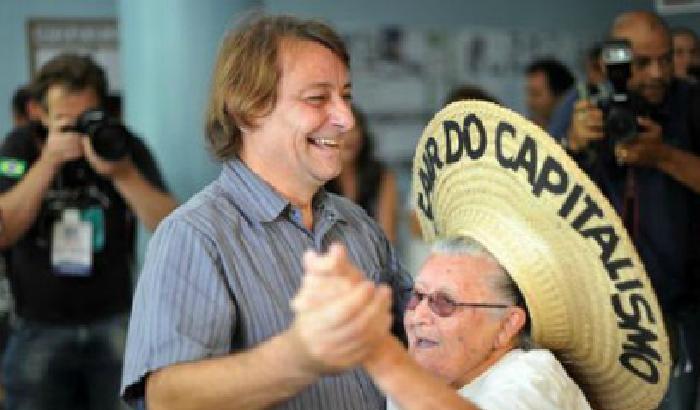 Cesare Battisti  e la sfilata a Rio, sotto il Corcovado