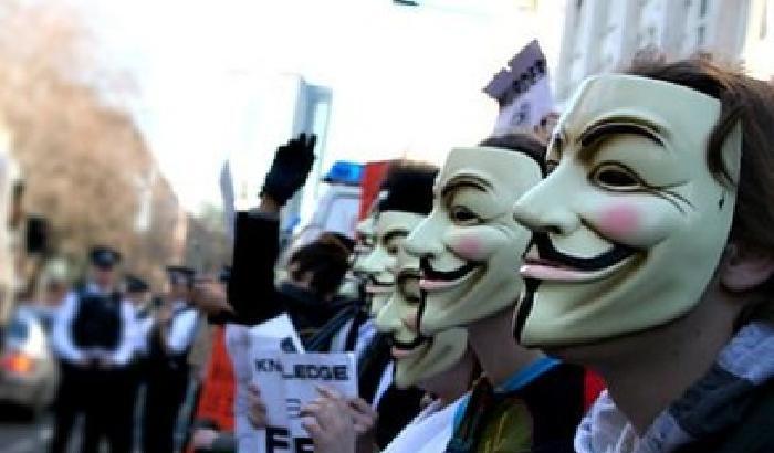 Hacker di Anonymous all'attacco della Cia