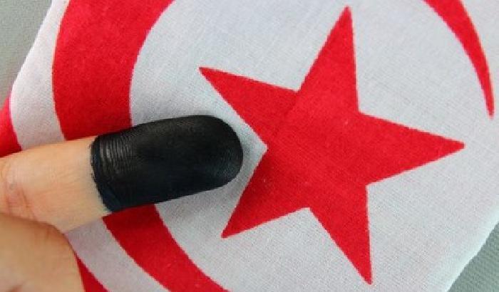 La Tunisia torna alla vecchia Costituzione