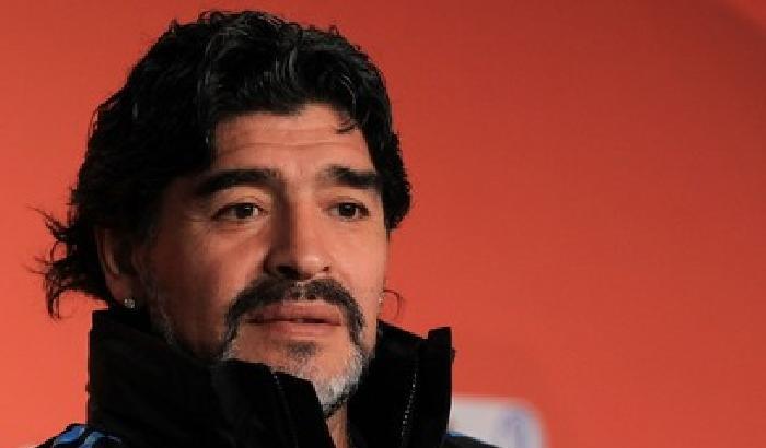 Blefera tifa Maradona: ma prima paghi le tasse