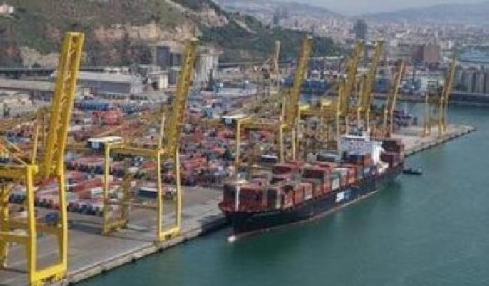 Falla su nave in porto a Taranto, tonnellate di carburante in mare