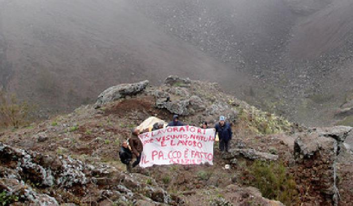 Sei ex lavoratori protestano sul Vesuvio