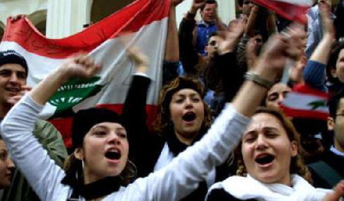 00293D-NEWS_21563 Libano: economia strangolata. Pagano i più deboli