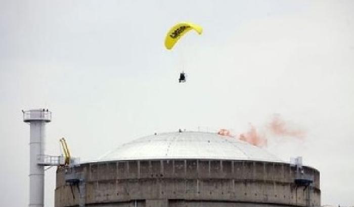 Francia, militante Greenpeace si paracaduta in una centrale nucleare