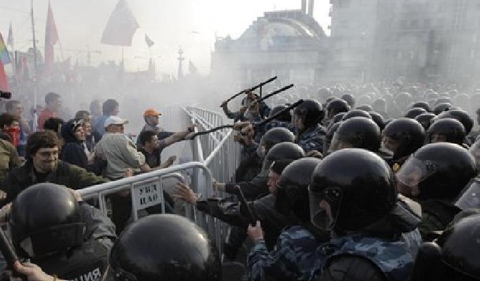 Berlusconi plaude Putin mentre a Mosca va in scena la caccia all'uomo