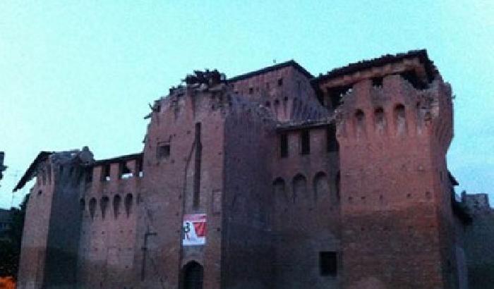 Crolla lo storico palazzo di Finale Emilia