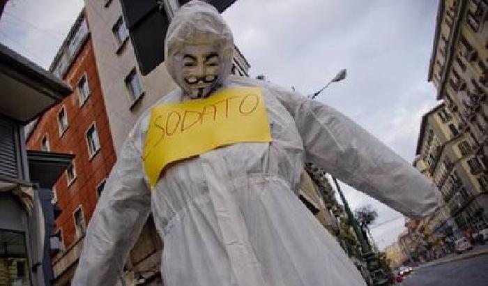 A Napoli manichini impiccati in tutta la città