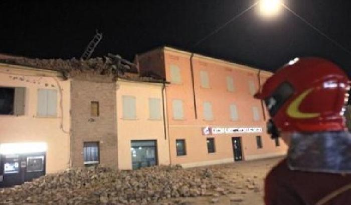 004F59-NEWS_38211 Nuova scossa, crolla la torre di Novi