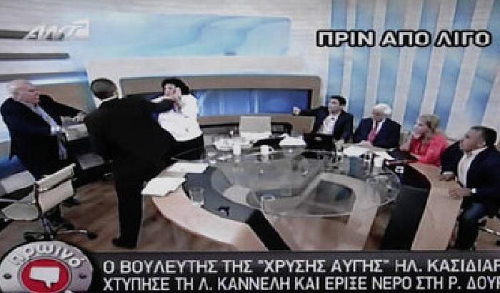 Grecia, deputato neonazista picchia una collega in diretta tv