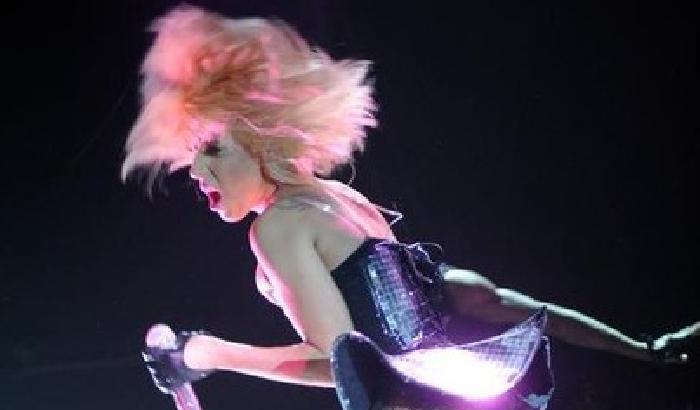 Lady Gaga colpita da un palo sul palco. Il video