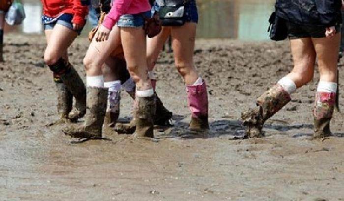 All'Isola di Wight in Festival inizia nel fango