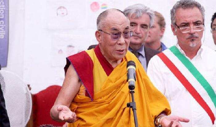 005FF8-NEWS_47960 Il Dalai Lama tra i terremotati