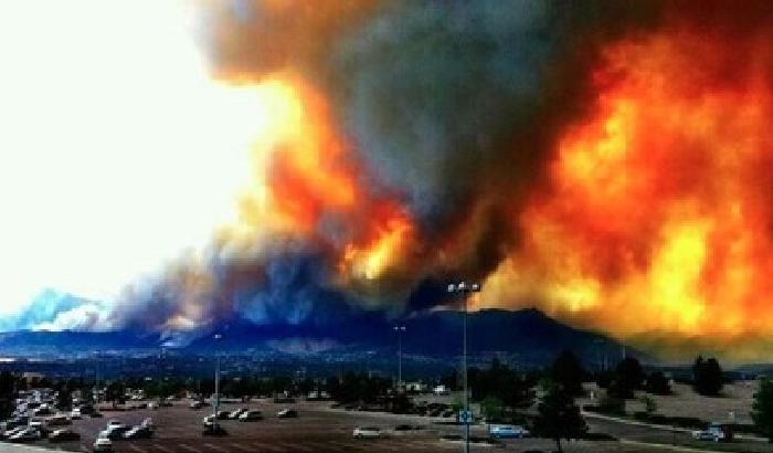 Incendio in Colorado: 32mila sfollati, centinaia di case distrutte