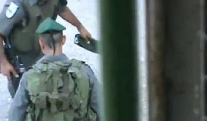 006ADB-NEWS_50338 Soldati israeliani prendono a calci un bimbo palestinese. Il video