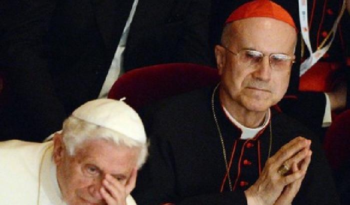 Il Papa difende Bertone, prima di cacciarlo