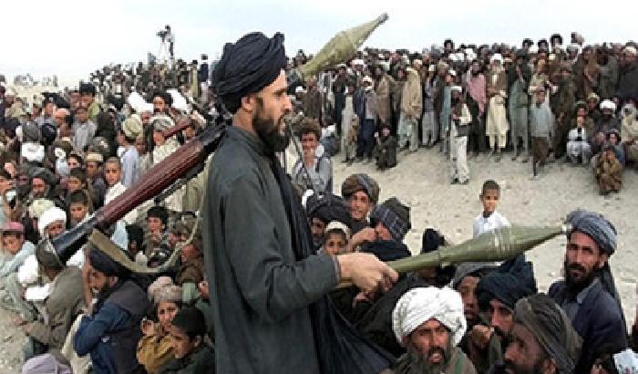 I talebani uccidono in piazza una donna accusata di adulterio