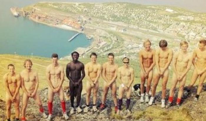 I calciatori norvegesi nudi sul monte dopo il ritiro