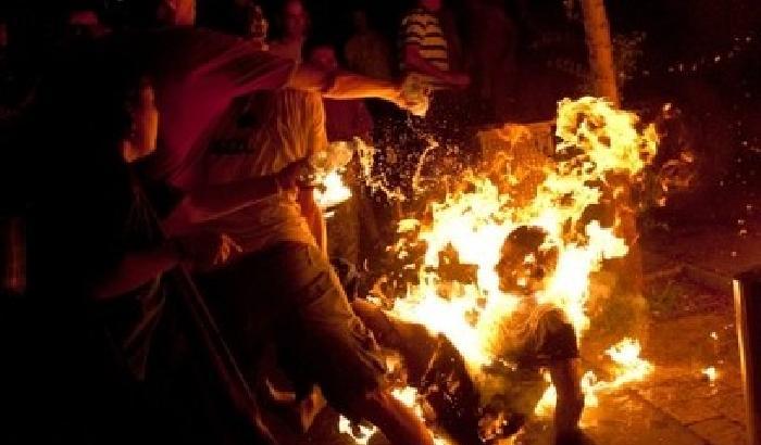 Israele mi ha derubato. E si dà fuoco, per protesta