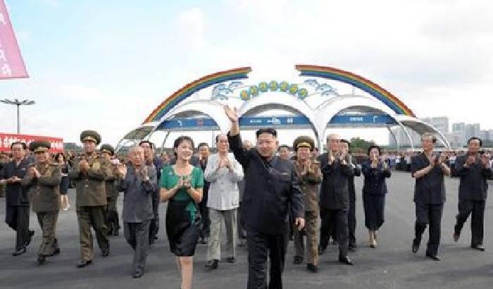 Kim Jong accanto alla moglie: la Corea del Nord divulga la foto