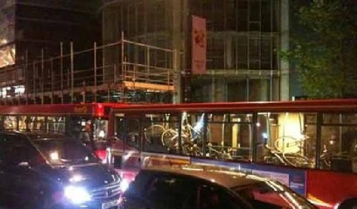 Londra: dentro la cerimonia, fuori le cariche