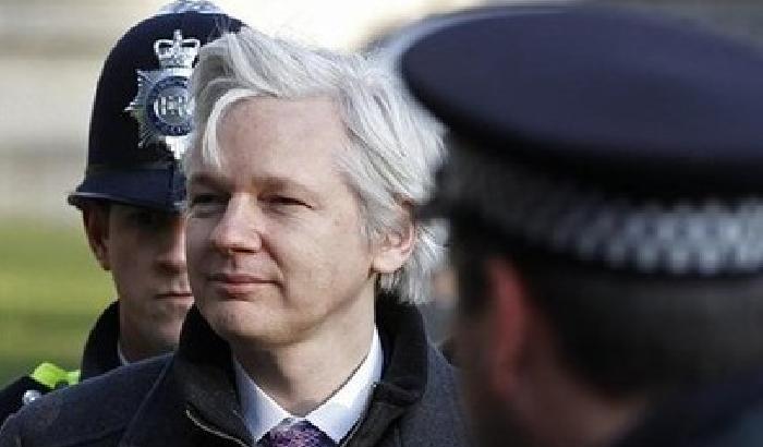 I magistrati vogliono interrogare Assange in Svezia