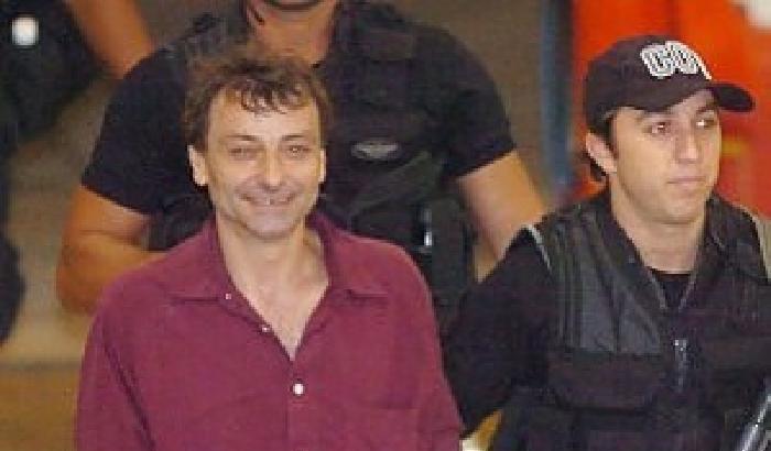 Brasile: un giudice cerca Cesare Battisti, irreperibile