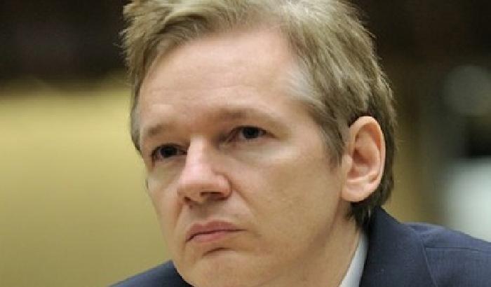 Londra vuole prendere Assange con la forza