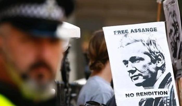 L'Ecuador sceglie: asilo politico per Assange