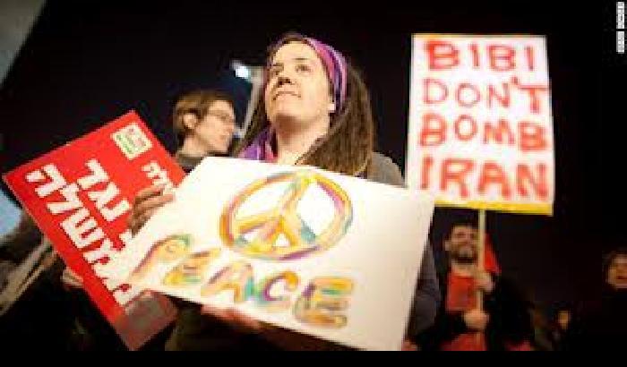 Marcia a Tel Aviv contro attacco Israele all'Iran