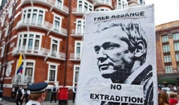 Assange, Correa: Londra ritiri le minacce
