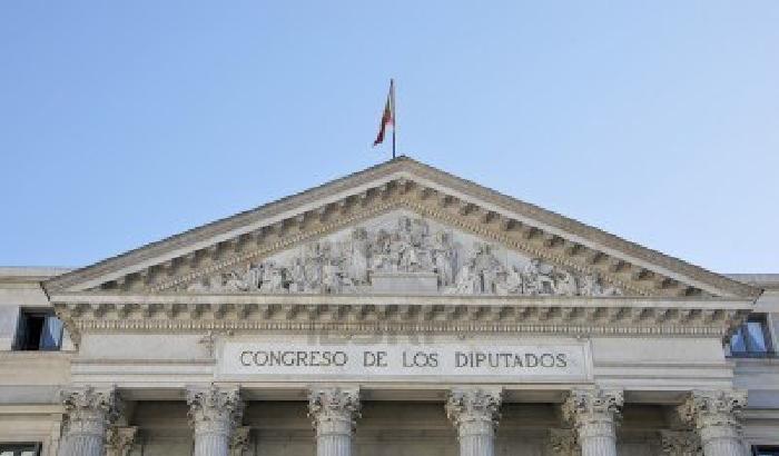 Bufera in Spagna su un deputato che si definisce povero