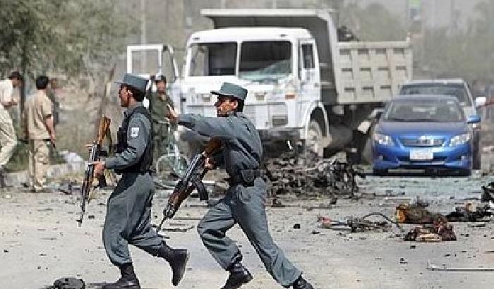 Orrore in Afghanistan, la polizia massacra 15 civili