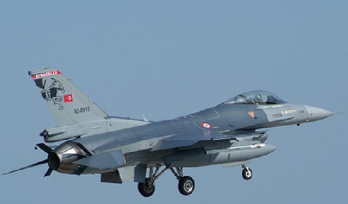 Turchia, elicotteri ed F16 bombardano postazioni curde
