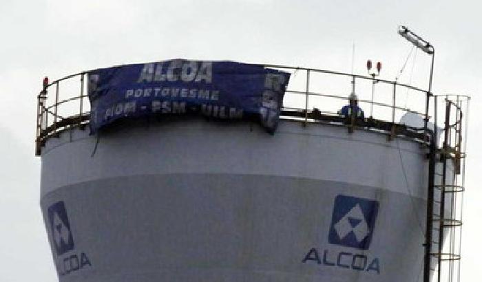 I tre operai dell'Alcoa scendono dalla torre