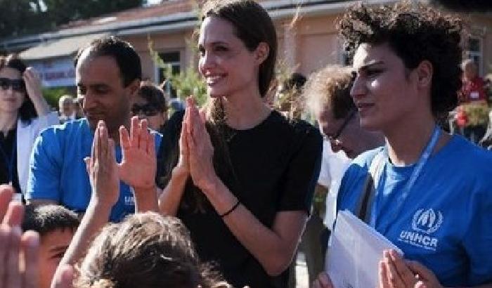 Angelina Jolie tra i profughi siriani
