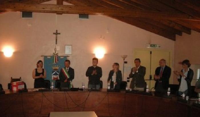 Sindaco nomina fidanzata vice, cade la giunta